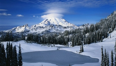 Картинка: Гора, небо, облака, лес, деревья, озеро, снег, зима, облачная шапка