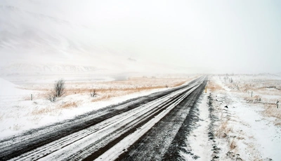 Картинка: Дорога, зима, снег, поле, забор, метки, трава, гора, туман