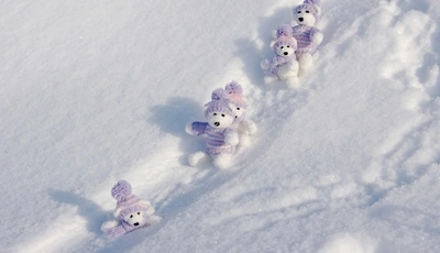 Image: Игрушки, медвежата, снег, зима, свитер, шапка, катаются, горка, следы