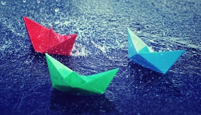 Картинка: Оригами, кораблик, бумажный, плывёт, вода, капли, дождь