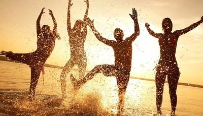 Image: Friends, fun, humor, relaxation, water, spray, sunset