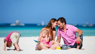 Картинка: Семья, мама, папа, дети, песок, формочки, игра, отдых, море, пляж, солнце