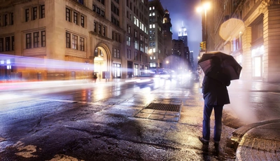 Картинка: Город, улица, здания, ночь, освещение, мужчина, зонтик, асфальт, мокрый