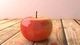 Картинка: Яблоко на деревянных досках
