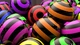 Картинка: Много разноцветных полосатых шариков