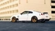 Картинка: Белый Nissan GT-R на фоне белого здания