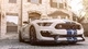 Картинка: Белый Ford Mustang на фоне здания