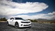 Картинка: Белый Chevrolet Camaro на дороге с горным пейзажем