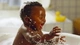 Картинка: Малыш плещется в ванночке с водой