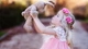 Картинка: Девочка тянется губами к игрушечному зайчику