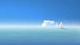 Картинка: Лодка с белыми парусам в море, а на горизонте одно большое облако