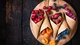Картинка: Фрукты и ягоды в вафельных рожках лежат на деревянной доске
