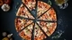 Картинка: Нарезанная пицца на порционные кусочки