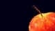 Картинка: Яблоко в каплях на чёрном фоне