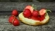 Картинка: Булочка с ягодами клубники