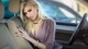 Картинка: Блондинка в салоне автомобиля