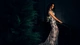 Картинка: Брюнетка в вечернем длинном платье стоит возле перил