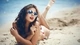 Картинка: Девушка в стильных очках на берегу пляжа