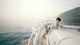 Картинка: Девушка с цветами на яхте смотрит на горизонт в море