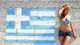 Картинка: Ashley Bulgari на фоне рисунка флага Греции на стене