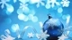 Картинка: Белая снежинка на синем новогоднем шаре