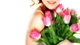 Картинка: Девушка держит в руках букет тюльпанов