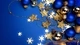 Картинка: Синие и золотистые ёлочные шары со звёздочками и снежинками. 
