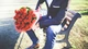 Картинка: Мужчина с букетом роз пришёл на свидание