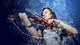 Картинка: Девушка виртуозно играет на скрипке под дождём