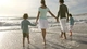 Картинка: Семья держась за руки идут к морю