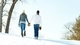 Картинка: Пара взявшись за руки гуляет зимой