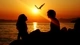 Картинка: Романтическое свидание пары на берегу моря при закате солнца