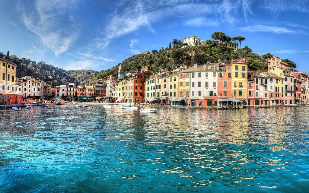 Image: Italy, Liguria, sea, blue water, houses, trees, sky, clouds