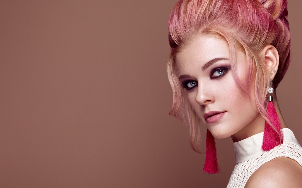 Картинка: Девушка, лицо, макияж, модель, розовые волосы, серьги-кисти