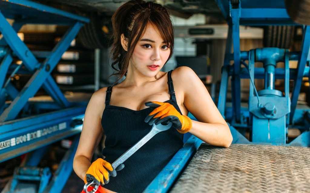 Картинка: Девушка, азиатка, ключ, перчатки, станки, железо, взгляд