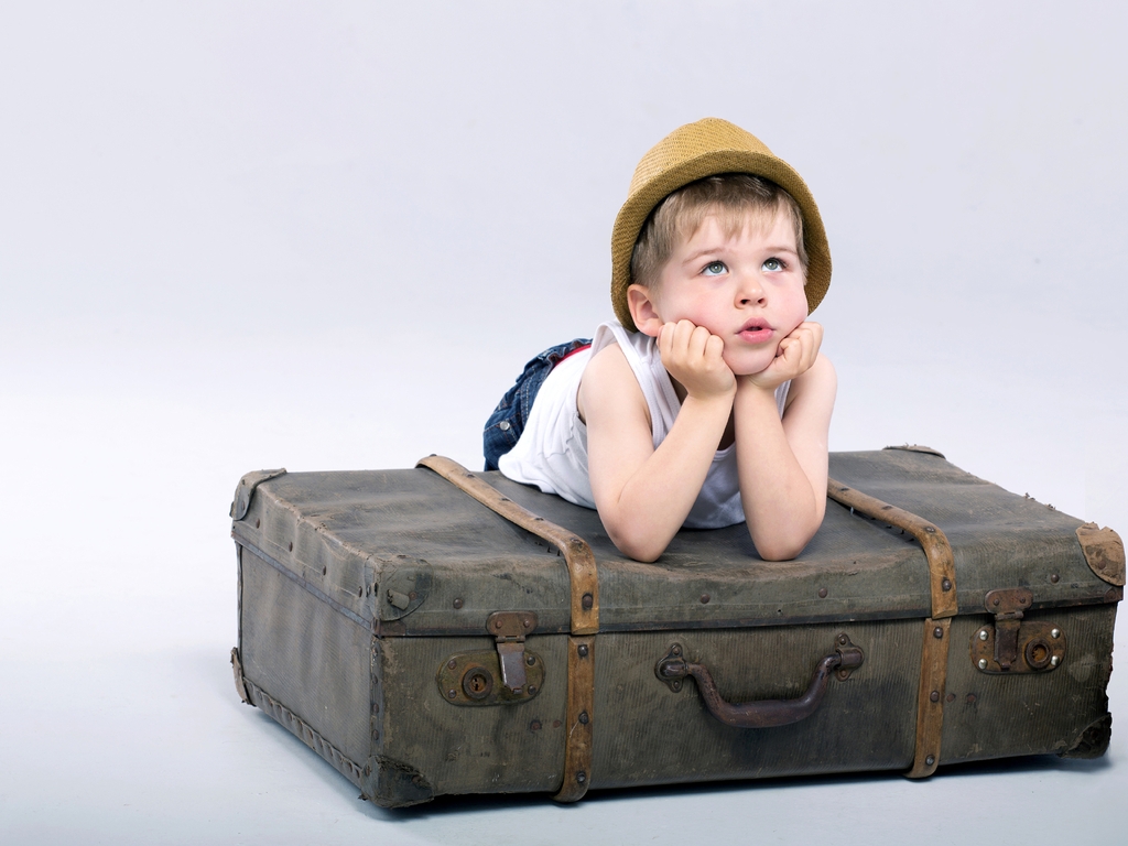 Картинка: Мальчик, шляпа, смотрит, чемодан, фон