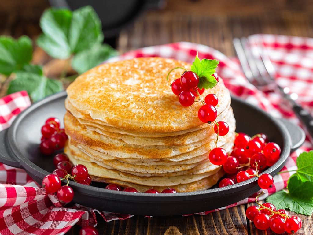 Image: Pancakes, berries, currants, red