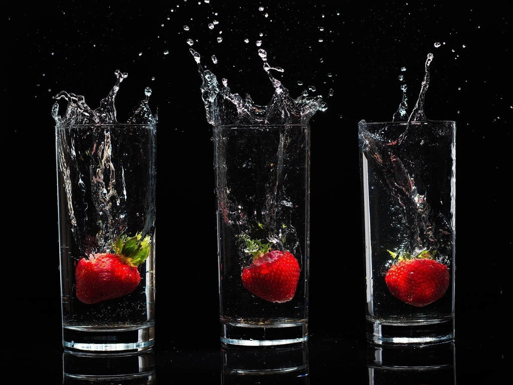 Картинка: Три стакана, виктория, ягода, вода, брызги, чёрный фон