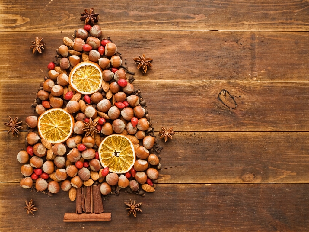 Image: Fir-tree, walnuts, hazelnuts, almond, orange, rosehip, cloves, spices