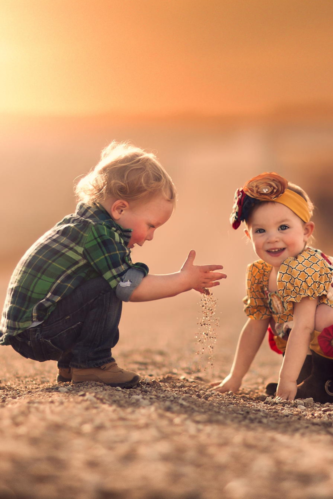 Картинка: Ребятишки, мальчик, девочка, улыбка, песок, закат
