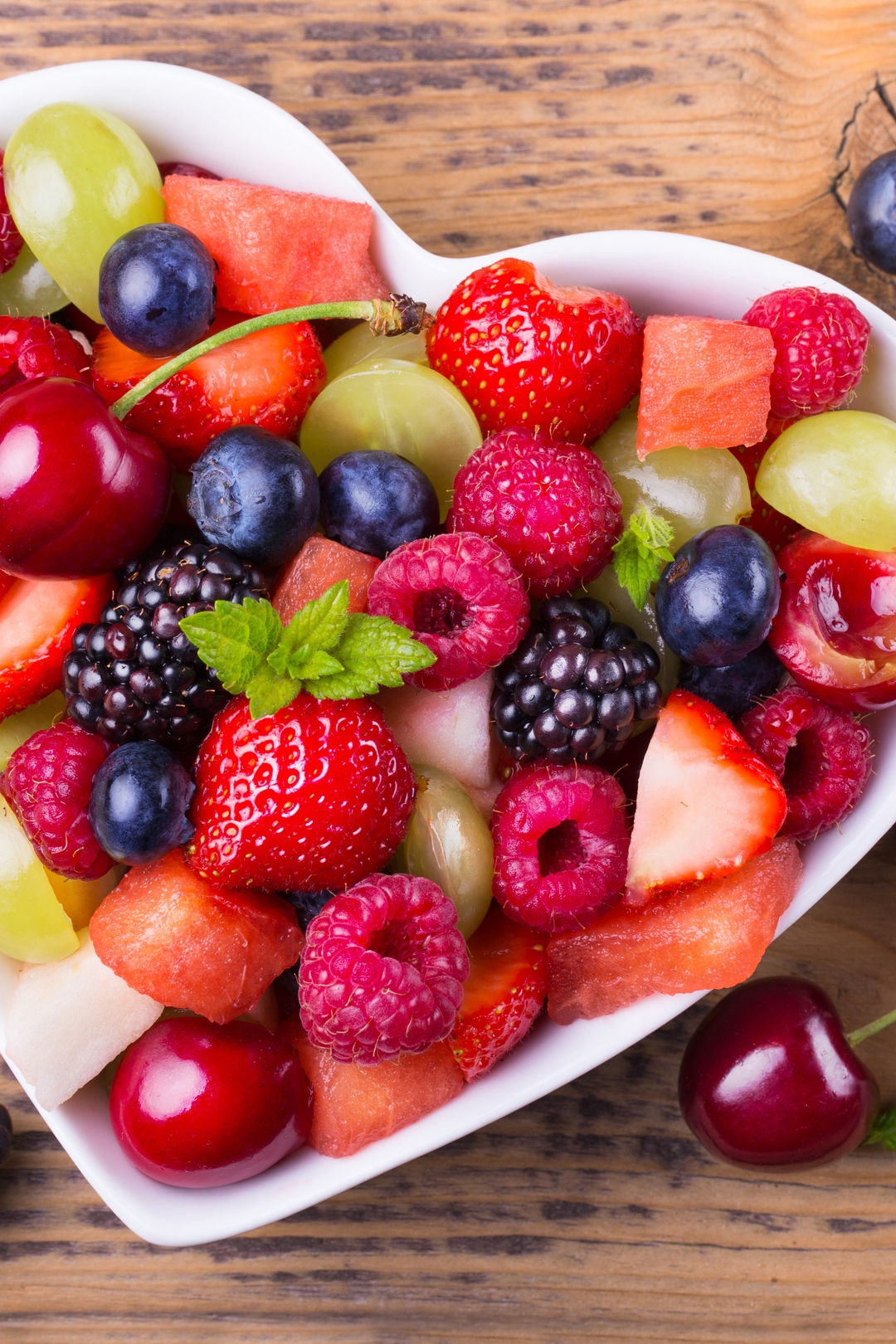 Картинка: Ягоды, витамины, малина, клубника, ежевика, черешня, черника, виноград, сердечко