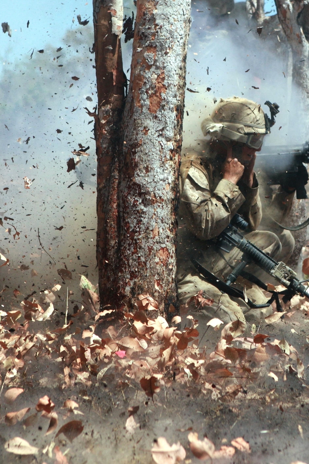 Картинка: Выстрел, оружие, винтовка, SMAW, ручной гранатомёт, деревья, листья, ударная волна, солдаты, США, учения