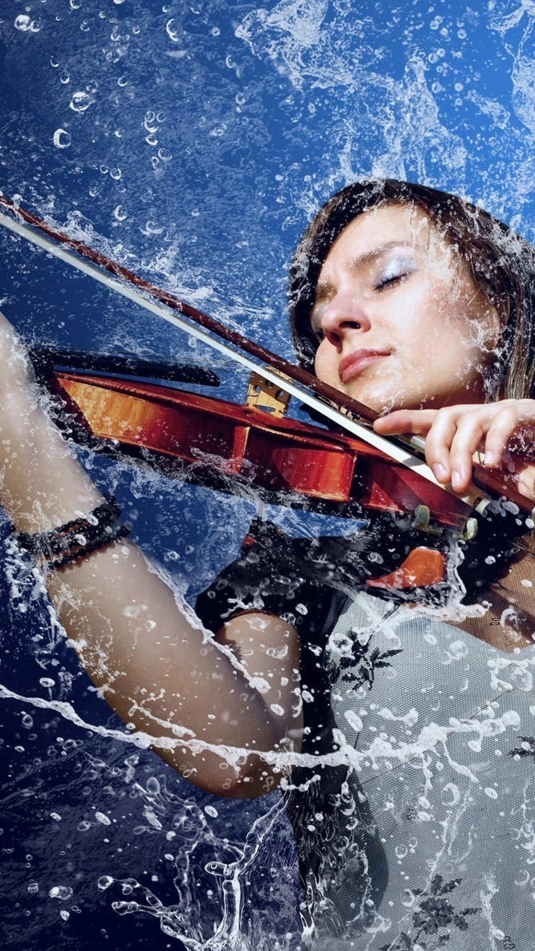 Картинка: Девушка, скрипка, смычок, капли, вода, брызги, синий фон