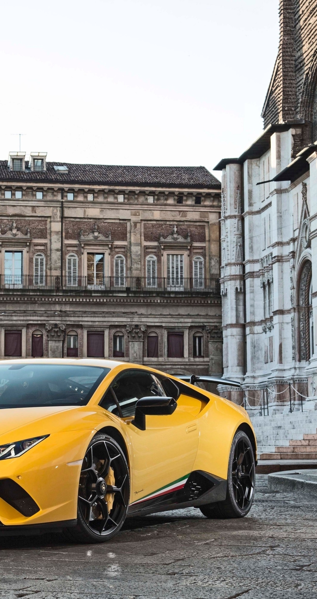 Картинка: Lamborghini Huracan, Coupe, жёлтый, спортивная машина, суперкары, старое здание, Италия