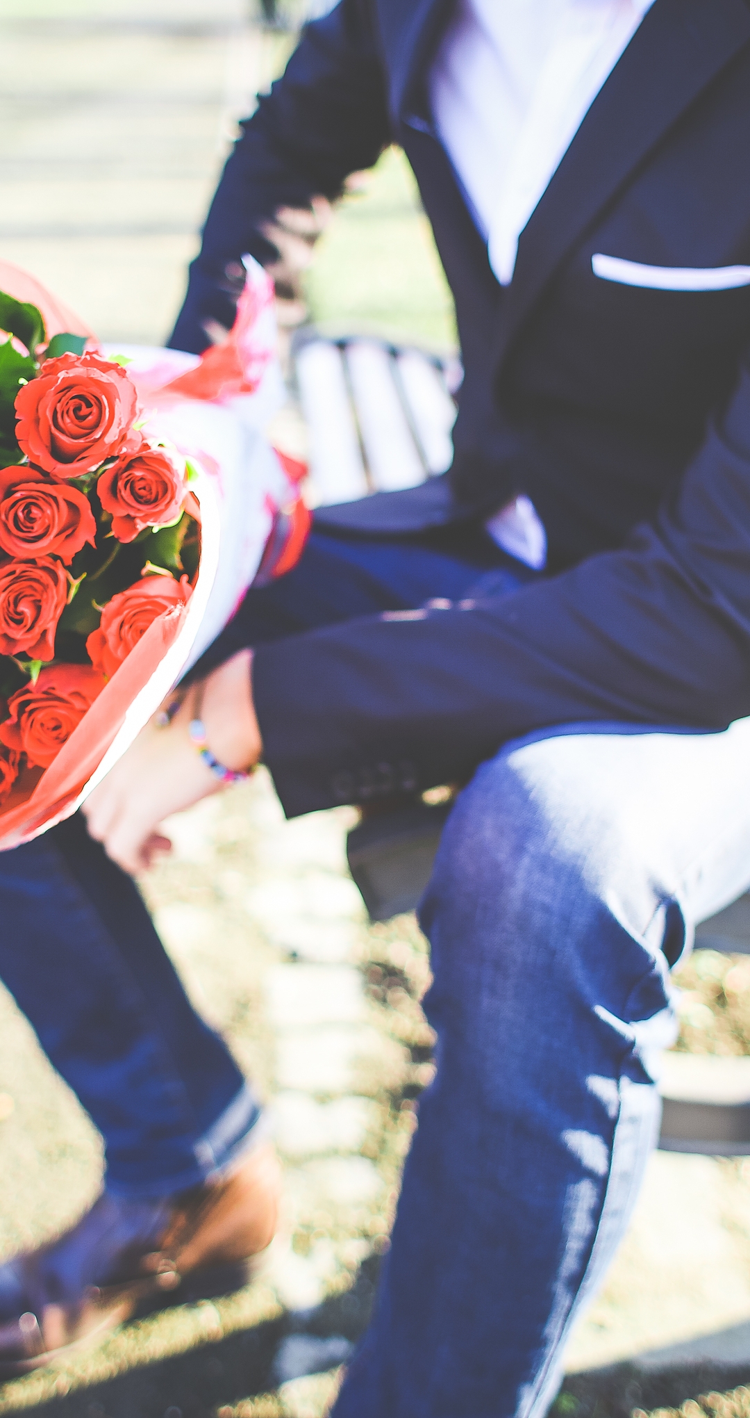 Картинка: Мужчина, костюм, розы, цветы, букет, романтика, скамейка, тень