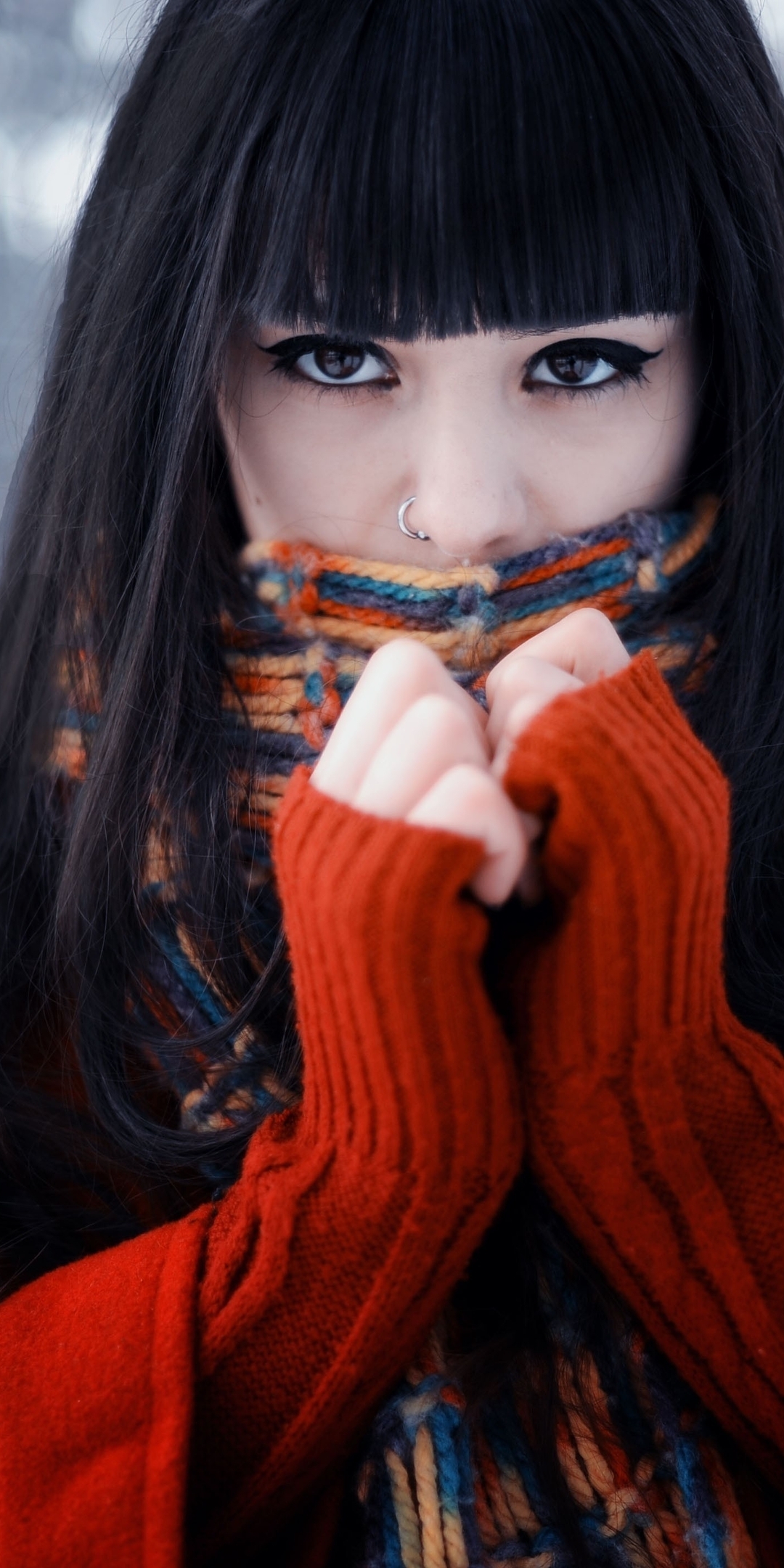 Картинка: Брюнетка, взгляд, тепло, греется, кофта, шарф, волосы, пирсинг, зима
