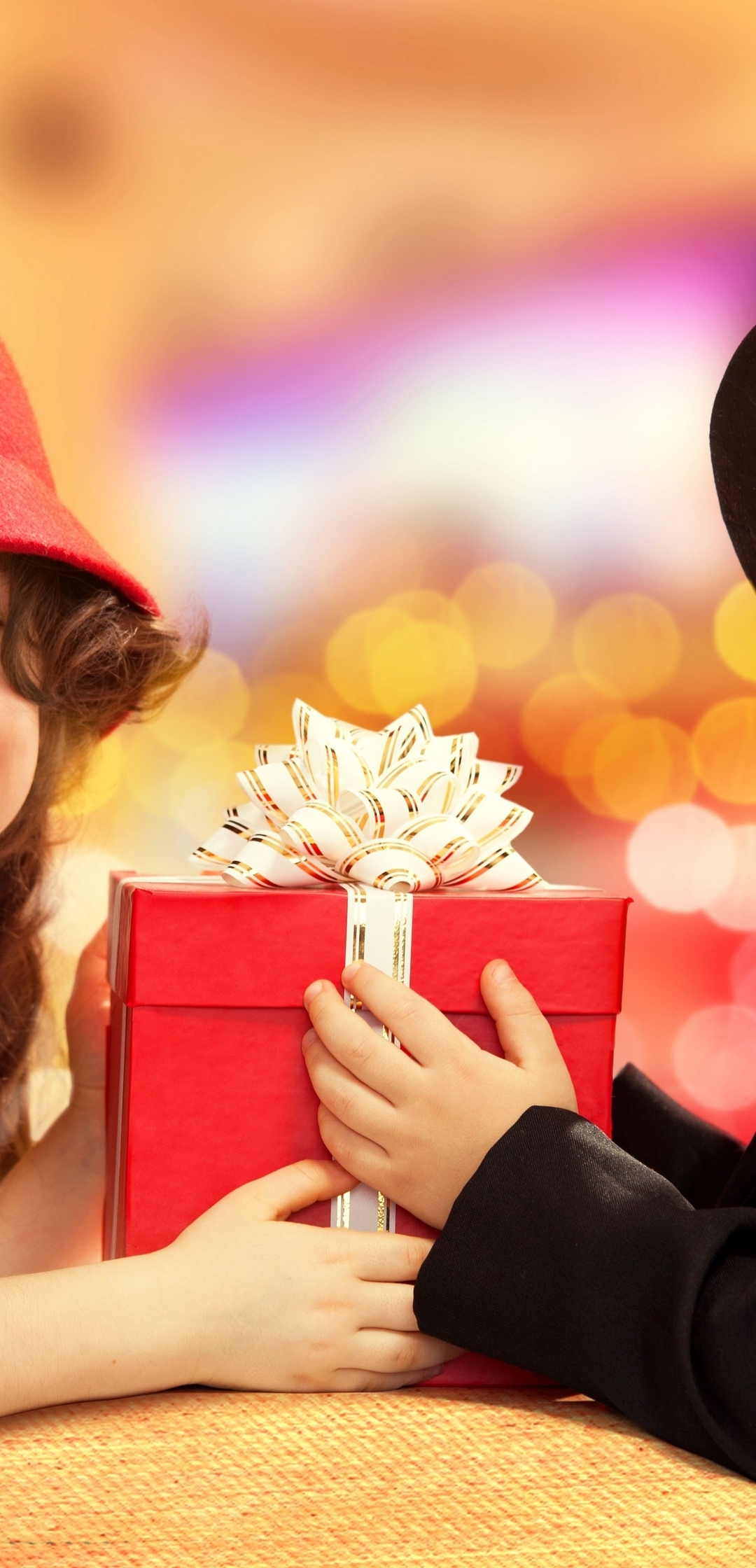 Картинка: Мальчик, девочка, дети, шляпа, подарок, праздник, улыбка, настроение, счастье