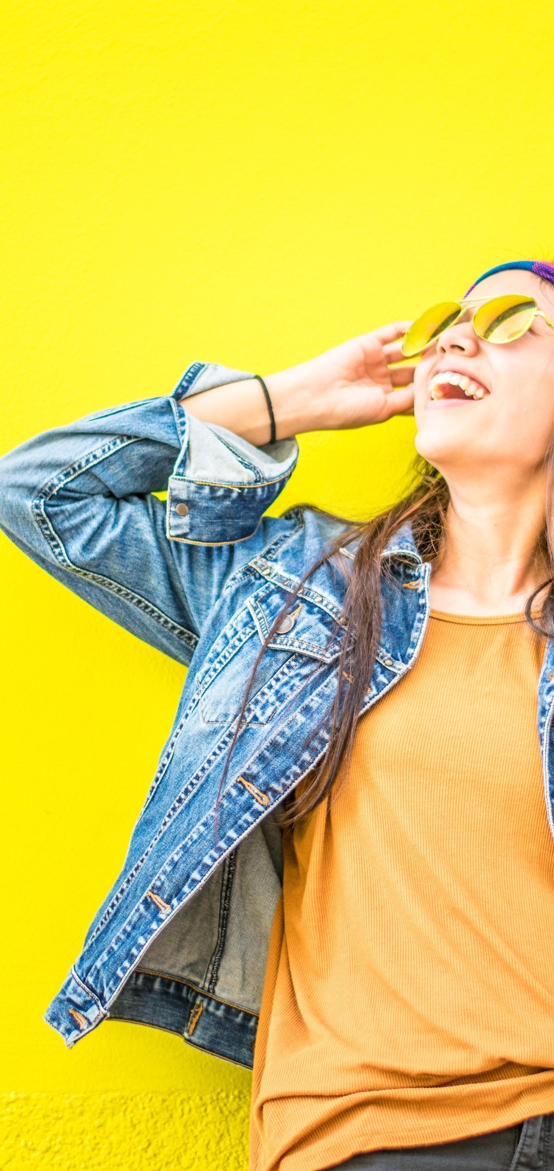 Картинка: Весёлая, настроение, девушка, очки, джинсовка, жёлтый фон