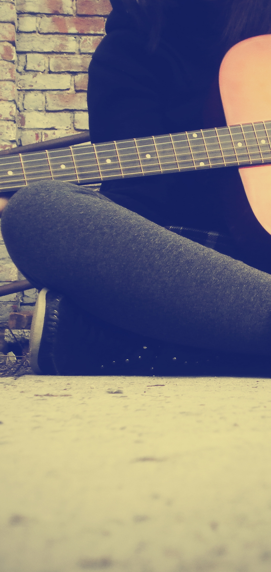 Картинка: Девушка, сидит, гитара, струны, играет, кирпичная стена