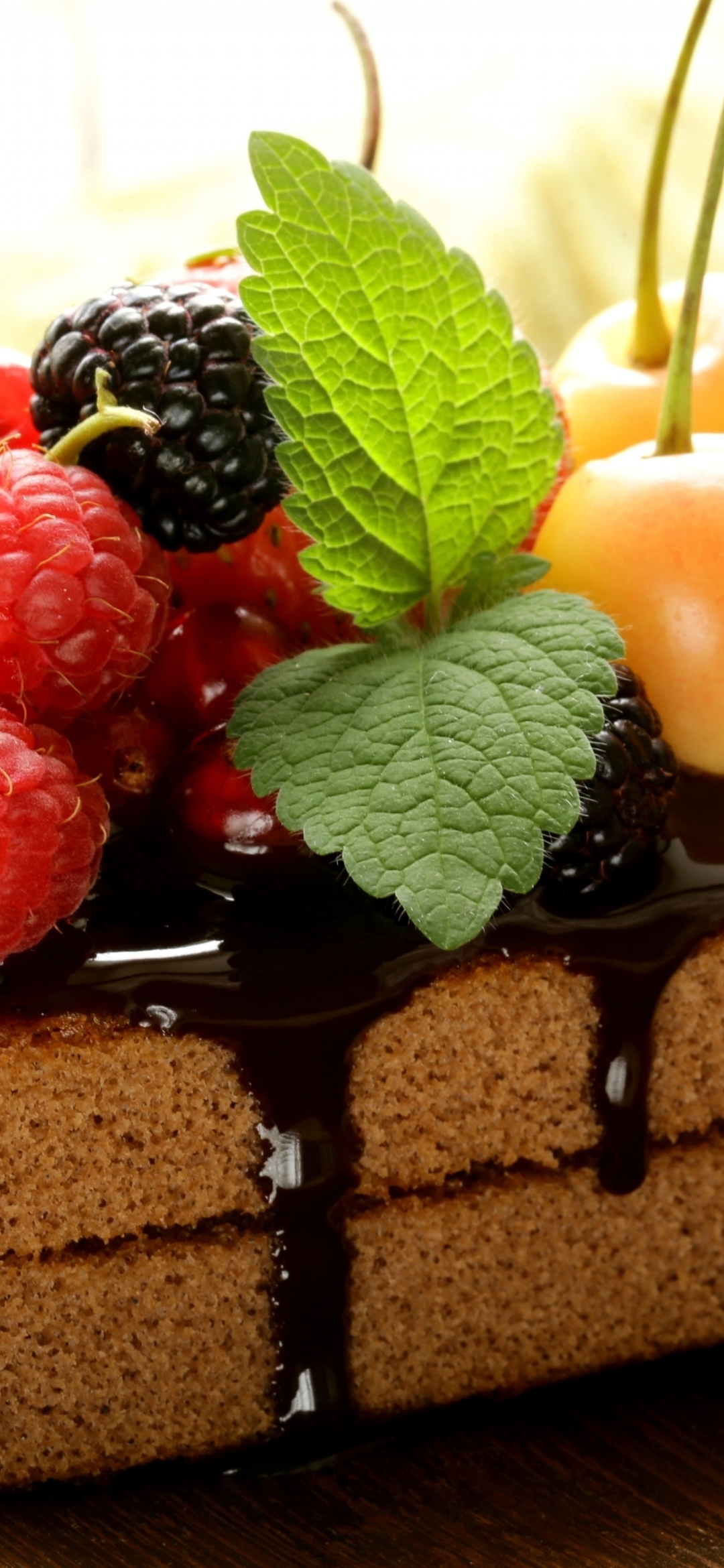 Картинка: Пирожное, тортик, шоколад, сладость, ягоды, малина, смородина, ежевика, мята
